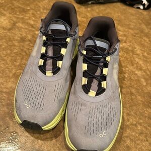 Gently used oncloud women size 7 fits like 6